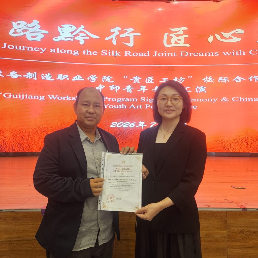 Prof. Rusnardi Rahmat Putra, ST., MT., PhD. Eng., HSE Cert usai memberi kuliah internasional Guizhou Equipment Manufacturing Polytechnic, Tiongkok (Foto: Istimewa)