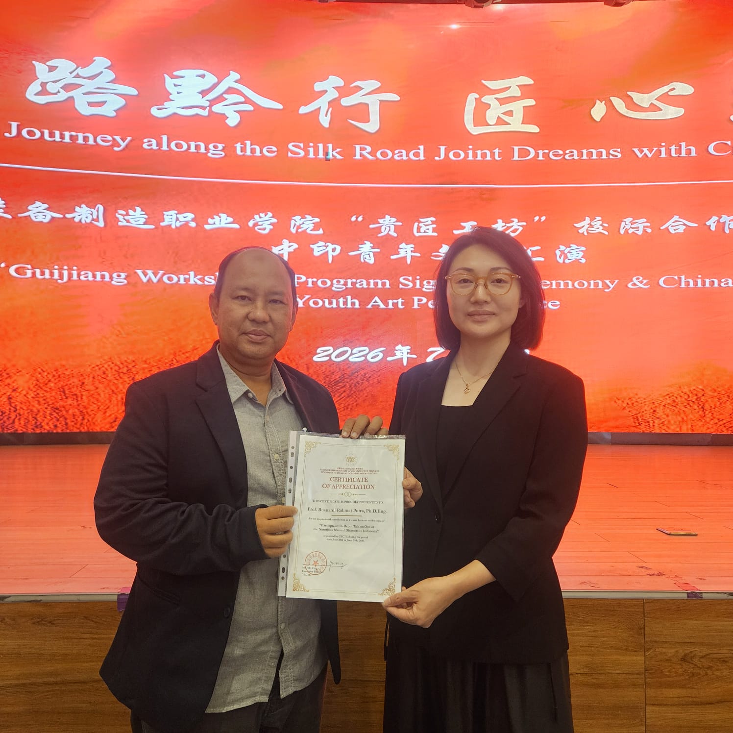 Prof. Rusnardi Rahmat Putra, ST., MT., PhD. Eng., HSE Cert usai memberi kuliah internasional Guizhou Equipment Manufacturing Polytechnic, Tiongkok (Foto: Istimewa)