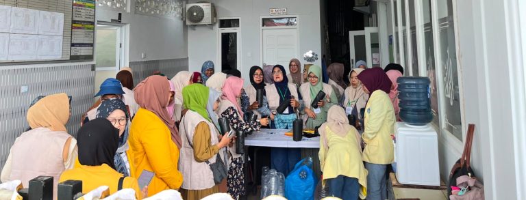 Kegiatan Pengabdian Skema Pemberdayaan Berbasis Masyarakat (PBM) Tahun Pendanaan 2026, UNP menginisiasi pengendalian risiko DBD melalui pemanfaatan ovitrap dan manajemen kontainer air di Nanggalo Kota Padang. (Foto: Istimewa)