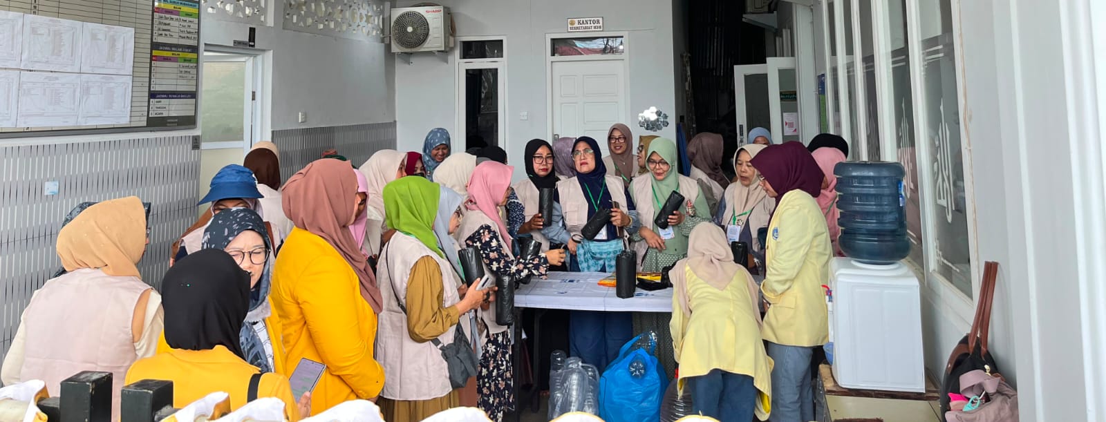 Kegiatan Pengabdian Skema Pemberdayaan Berbasis Masyarakat (PBM) Tahun Pendanaan 2026, UNP menginisiasi pengendalian risiko DBD melalui pemanfaatan ovitrap dan manajemen kontainer air di Nanggalo Kota Padang. (Foto: Istimewa)