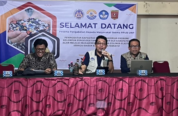 Ketua Tim Pengabdian Prof. Dr. Indang Dewata (tengah) saat memberikan sambutan. (Foto: Istimewa)