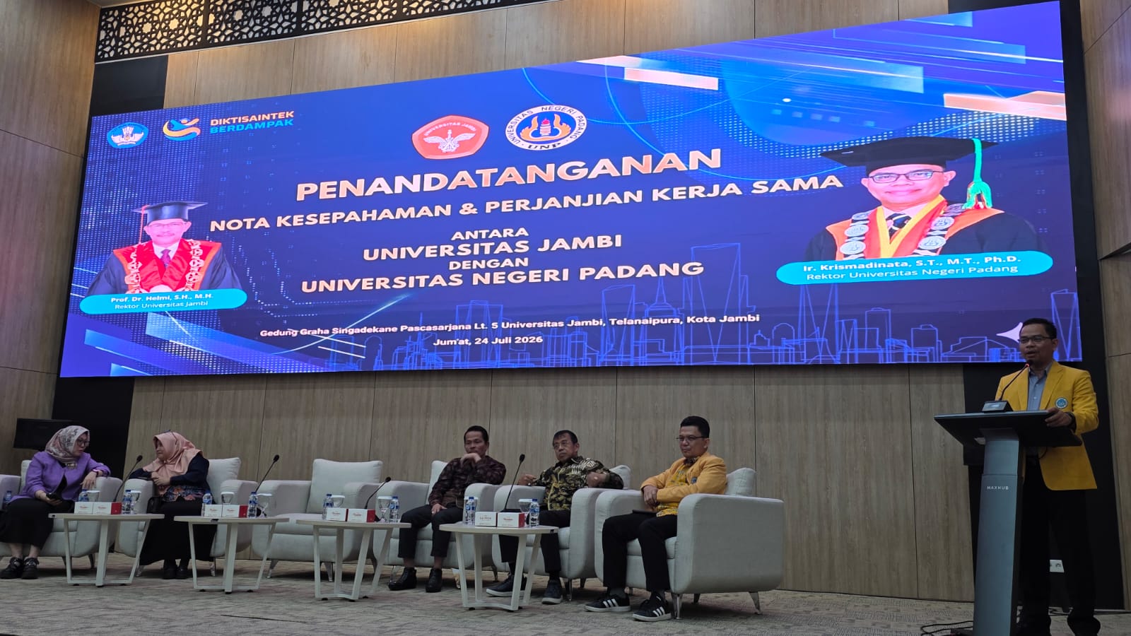 Rektor UNP, Krismadinata, Ph.D saat memberi sambutan pada kunjungan ke Universitas Jambi. (Foto: 24/7/2026)