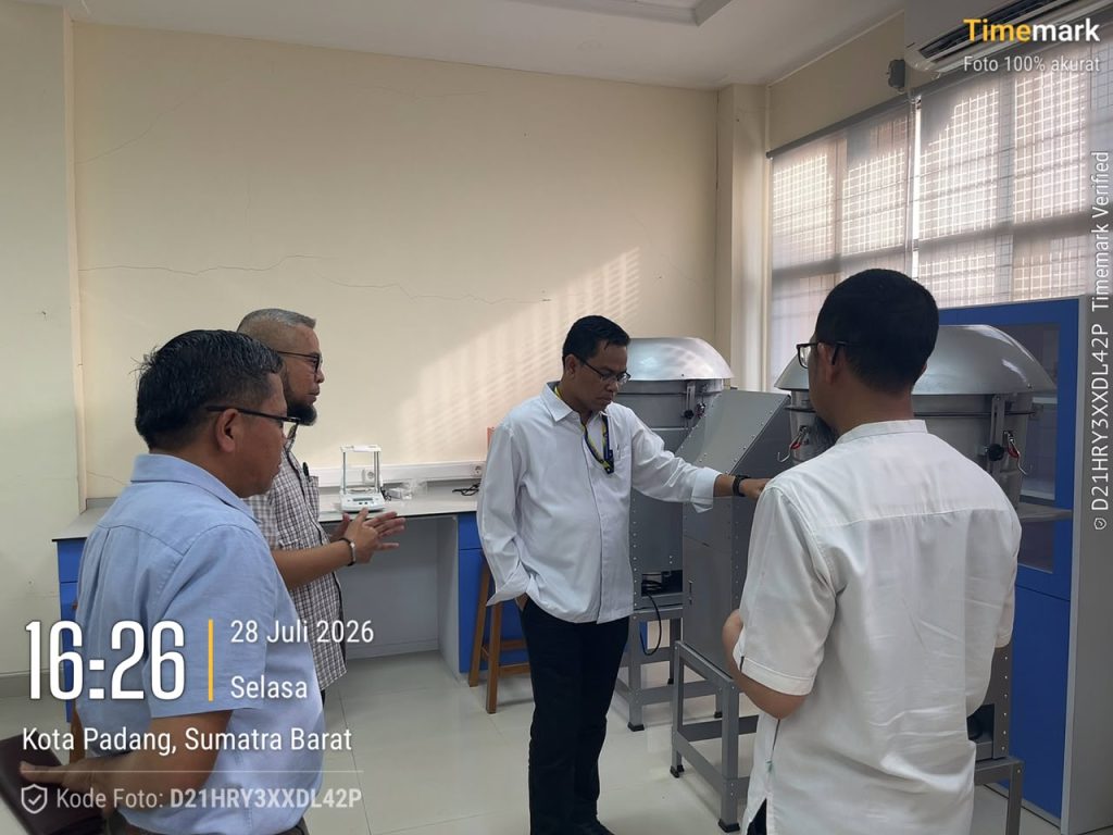 Rektor Ir. Krismadinata, Ph.D (tengah) saat meningkau Laboratorium Lingkungan Selasa Sore (Foto: FMIPA)