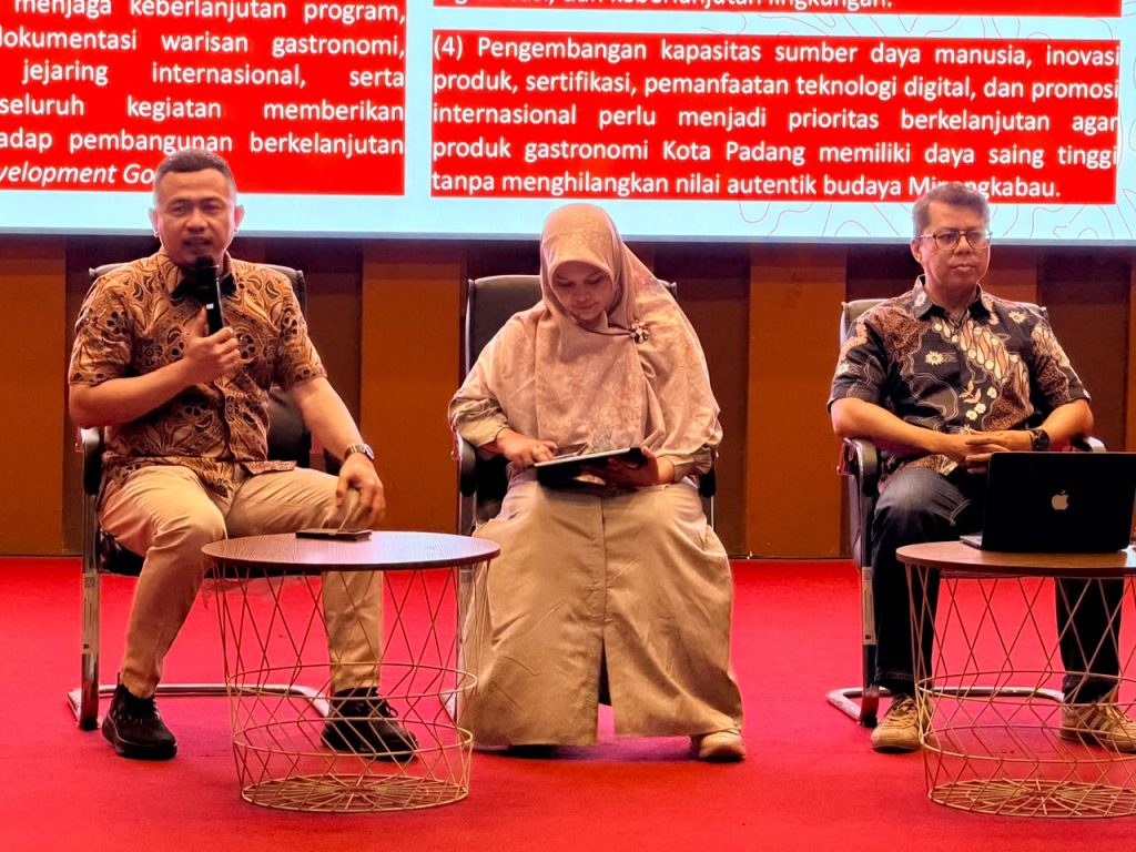 Tim penyusun Roadmap Gastronomi Kota Padang diketuai oleh Dr. Haris Satria, M.Sn. (kiri) dengan anggota Prof. Dr. Abna Hidayat (tengah), Okki Trinanda, S.E., M.M. (kanan) dari Universitas Negeri Padang. (foto: Utari Dwi Sasmita/Kantor Komunikasi dan Pemasaran Strategis)