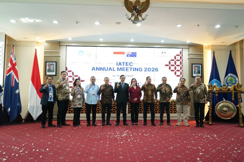 Wakil Rektor UNP Bidang Akademik, Kemahasiswaan dan Alumni, Prof. Dr., Refnaldi, S.Pd, M.Litt (Kedua dari kanan) saat memperkuat kerja sama internasional dengan lima perguruan tinggi di Australia melalui Annual Meeting of Indonesia–Australia Teacher Education Cooperation (IATEC) 2026 yang berlangsung di Universitas Negeri Malang pada 14–17 Juli 2026. (Foto: Istimewa)