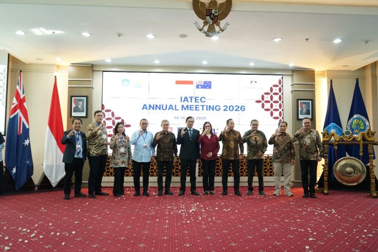 Wakil Rektor UNP Bidang Akademik, Kemahasiswaan dan Alumni, Prof. Dr., Refnaldi, S.Pd, M.Litt (Kedua dari kanan) saat memperkuat kerja sama internasional dengan lima perguruan tinggi di Australia melalui Annual Meeting of Indonesia–Australia Teacher Education Cooperation (IATEC) 2026 yang berlangsung di Universitas Negeri Malang pada 14–17 Juli 2026. (Foto: Istimewa)