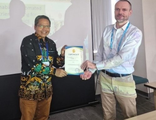 Dekan Fakultas Matematika dan Ilmu Pengetahuan Alam (FMIPA) Universitas Negeri Padang (UNP), Prof. Dr. Yulkifli, S.Pd., M.Si., (Kiri). (Foto: Istimewa)
