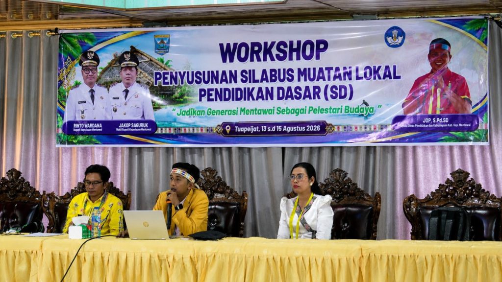 Dosen Departemen Sendratasik Fakultas Bahasa dan Seni UNP, Dr. Firnando Sabetra, M.Pd., hadir sebagai narasumber dengan materi “Merawat Identitas dan Menanam Karakter”