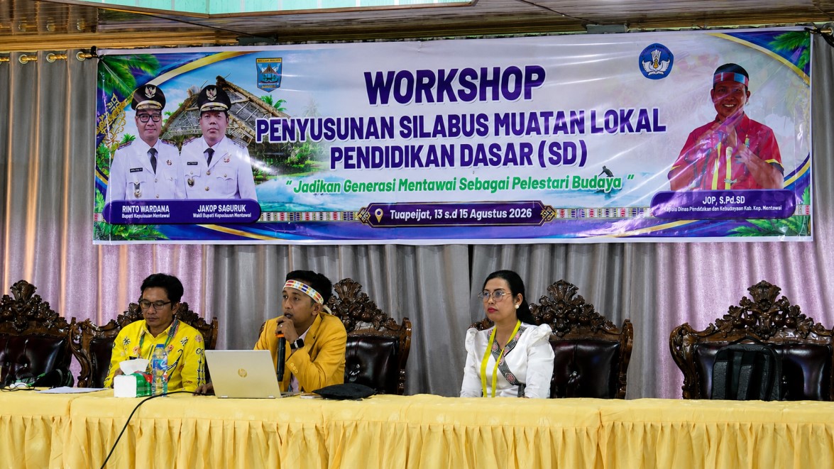 Dosen Departemen Sendratasik Fakultas Bahasa dan Seni UNP, Dr. Firnando Sabetra, M.Pd., hadir sebagai narasumber dengan materi “Merawat Identitas dan Menanam Karakter”