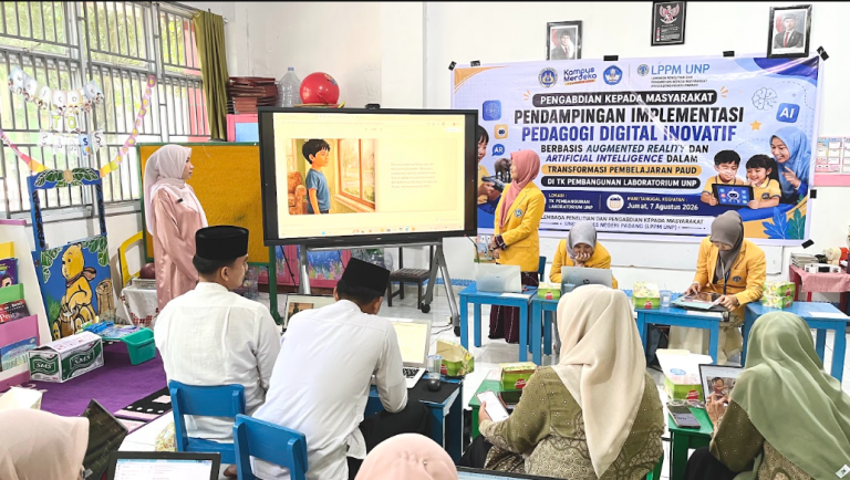Pendampingan kepada guru dalam memanfaatkan teknologi Artificial Intelligence (AI) dan Augmented Reality (AR) untuk pembelajaran. (Foto: Tim Pengabdian)