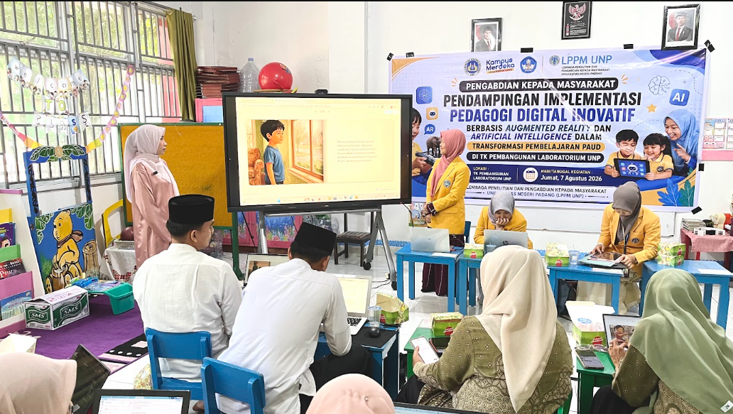 Pendampingan kepada guru dalam memanfaatkan teknologi Artificial Intelligence (AI) dan Augmented Reality (AR) untuk pembelajaran. (Foto: Tim Pengabdian)