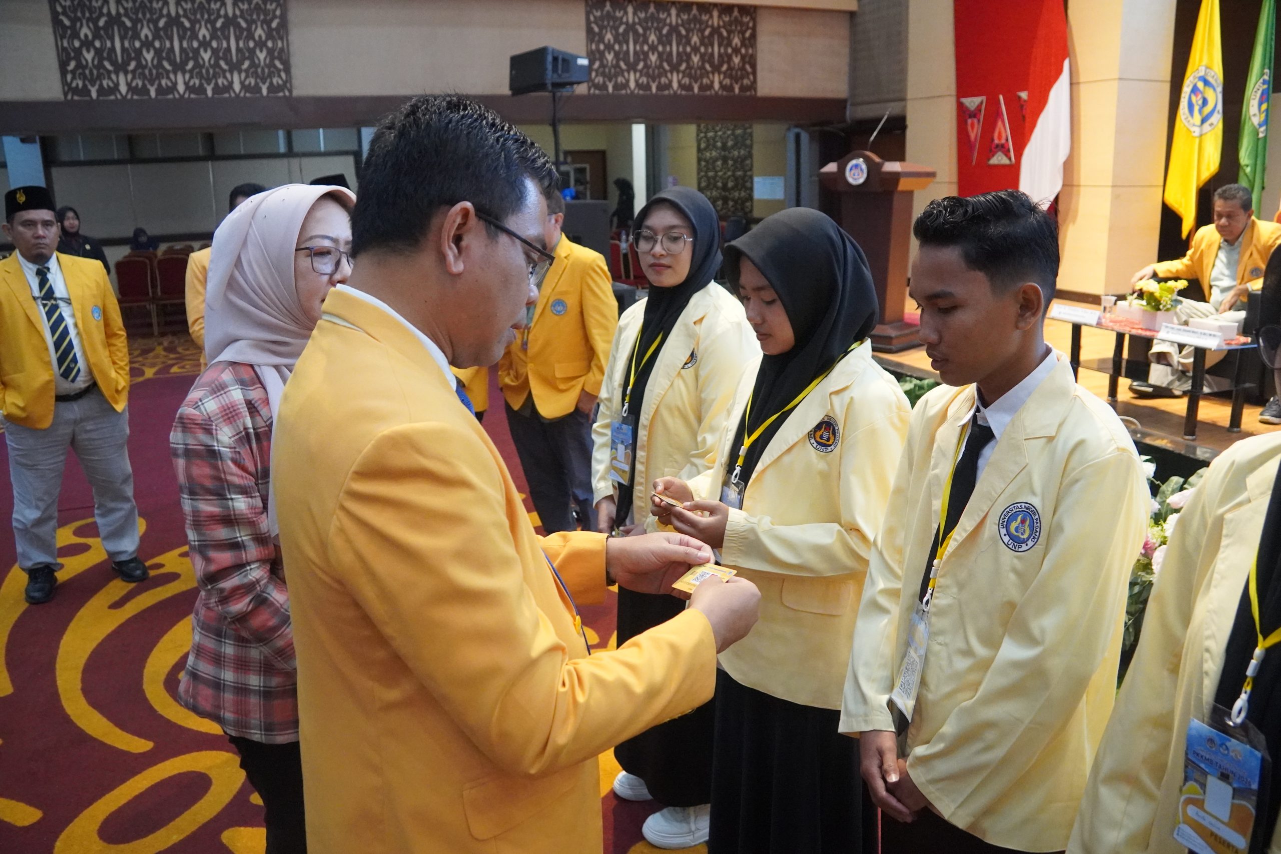 Rektor saat menyerahkan kartu mahasiswa ke Maba. (Foto: Dian Melsa/ Kantor Komunikasi dan Pemasaran Strategis)