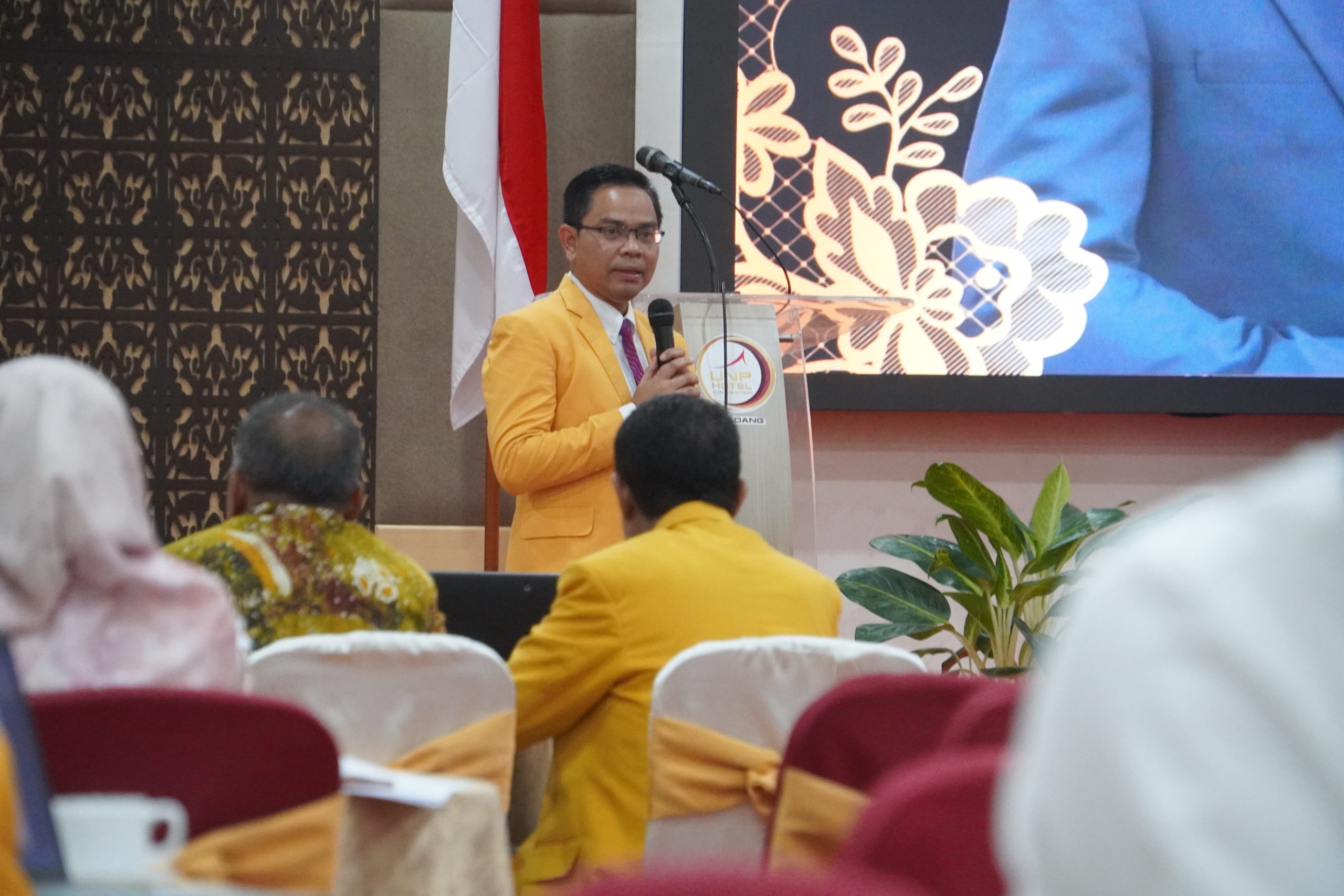 Rektor Krismadinata saat memaparkan materinya saat Rapat Tiga Organ PTNBH UNP. (Foto: Tim Liputan Kantor Komunikasi dan Pemasaran Strategis)