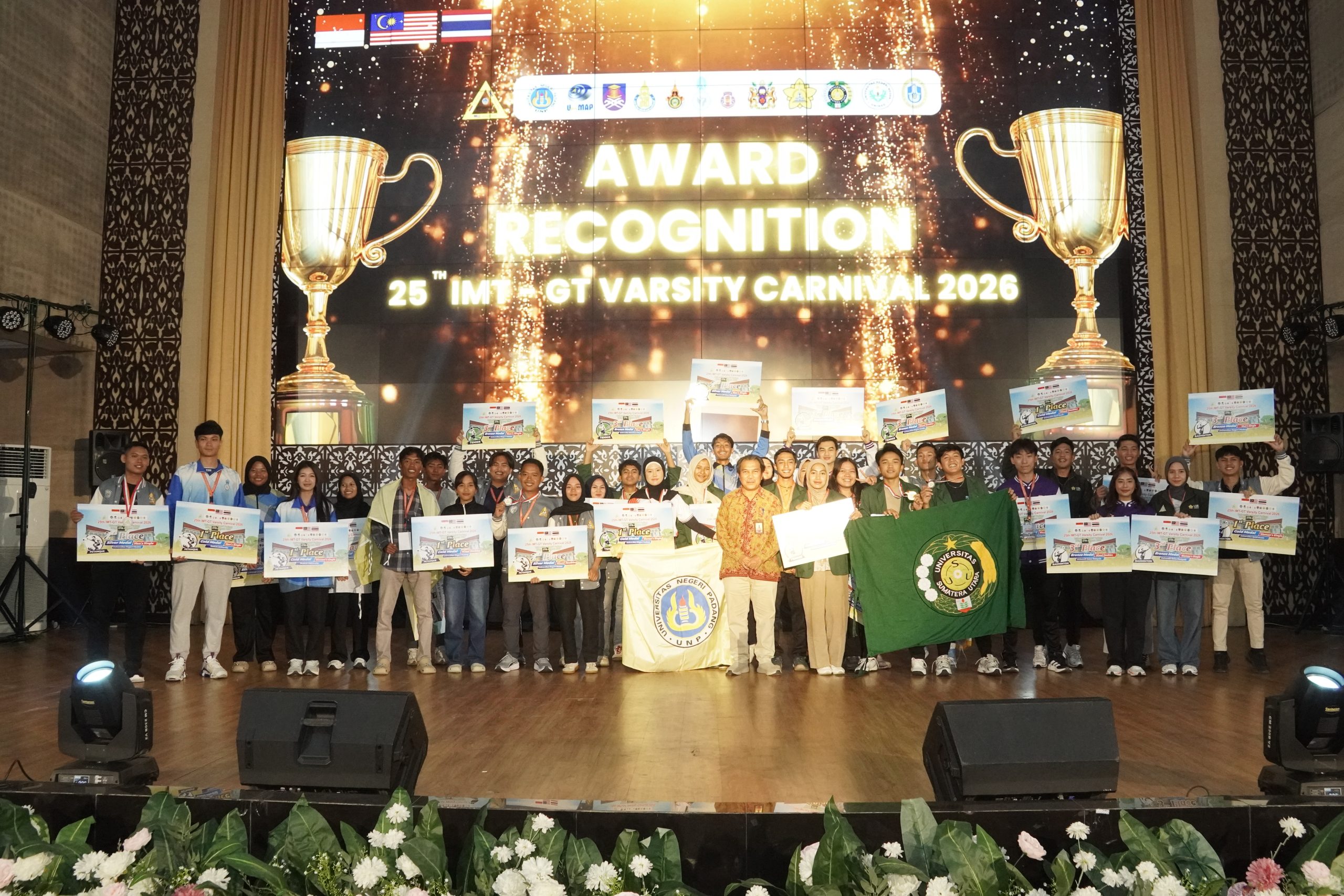 Penyerahan medali 25th IMT-GT Varsity Carnival 2026. (foto: Dian Melsa/ Kantor Komunikasi dan Pemasaran Strategis)