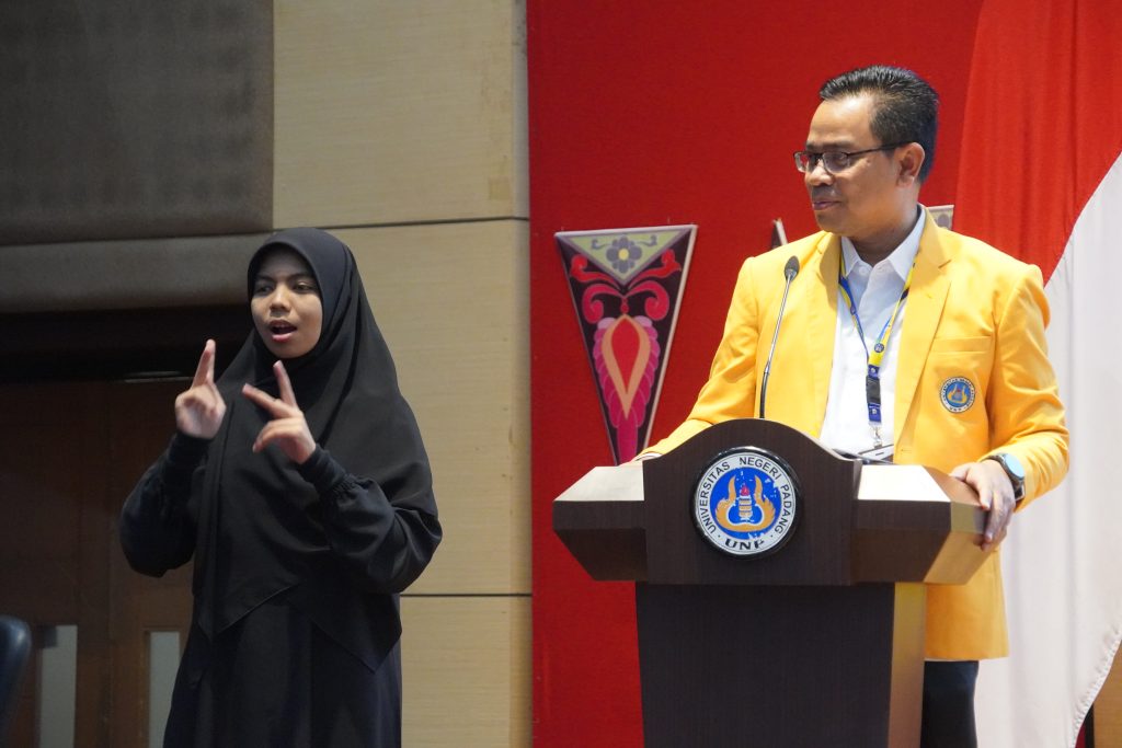 Valentina Sholatia (kiri), mahasiswa PLB UNP saat bertugas menjadi Juru Bahasa Isyarat (JBI) pada PKKMB 2026. (Foto: Vira/Kantor Komunikasi dan Pemasaran Strategis)