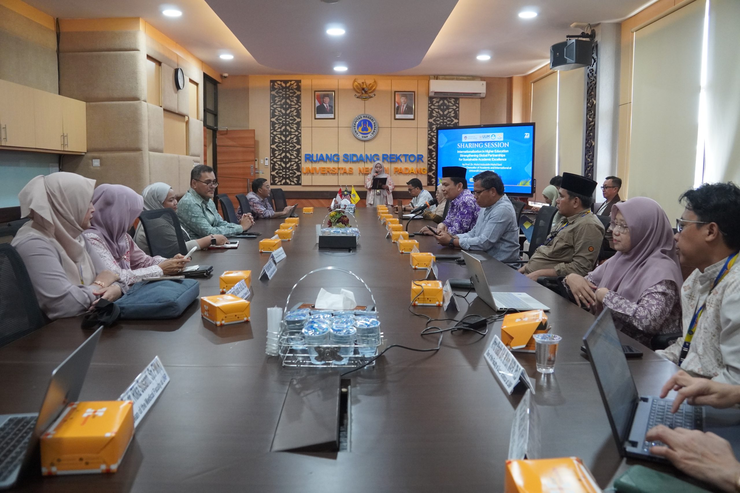 kegiatan International Collaboration Visit and Sharing Session bertema Internationalization in Higher Education: Strengthening Global Partnerships for Sustainable Academic Excellence yang dilaksanakan Universitas Utara Malaysia (UUM) ke UNP. (Foto: Dian Melsa/Kantor Komunikasi dan Pemasaran Strategis)