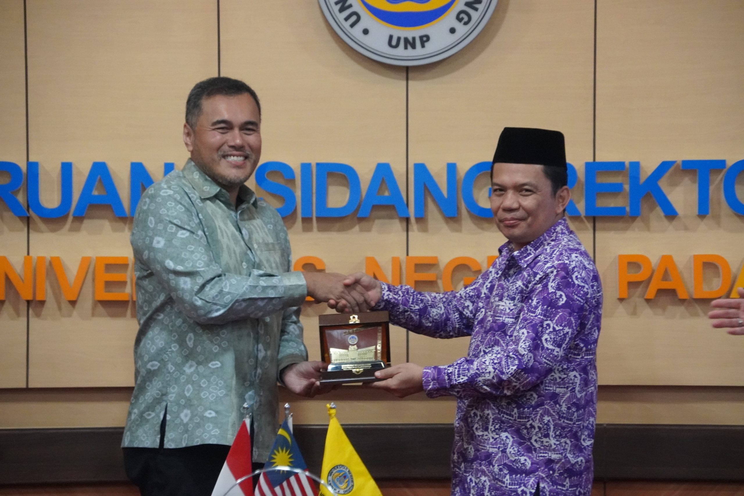 Deputy Vice-Chancellor (Academic and International) UUM, Prof. Dr. Mohd. Azizuddin Mohd. Sani (Kiri) dan Wakil Rektor Bidang Perencanaan, Kerja Sama, dan Hubungan Internasional Universitas Negeri Padang adalah Dr. rer. nat. Deski Beri, S.Si., M.Si., (Kanan). (Foto: Dian Melsa/ Kantor Komunikasi dan Pemasaran Strategis)
