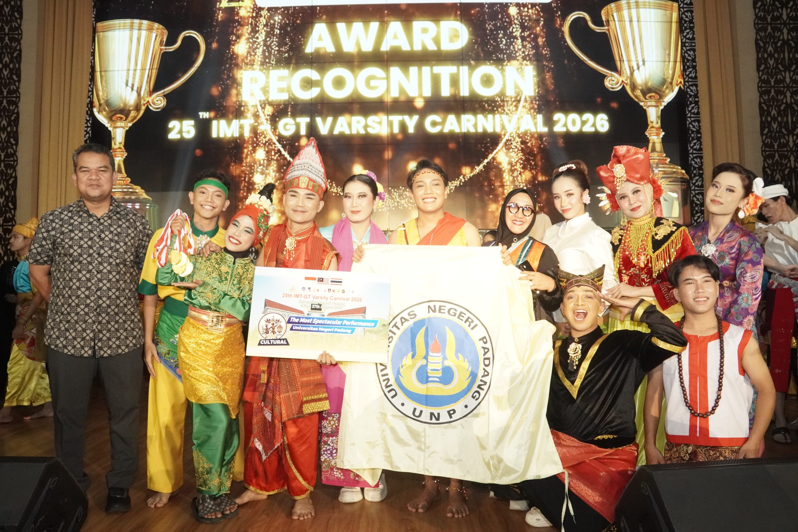 Selebrasi pemenang 25th IMT-GT Varsity Carnival 2026 dari Indonesia, Malaysia dan Thailand. (Foto: Dian Melsa/ Kantor Komunikasi dan Pemasaran Strategis)