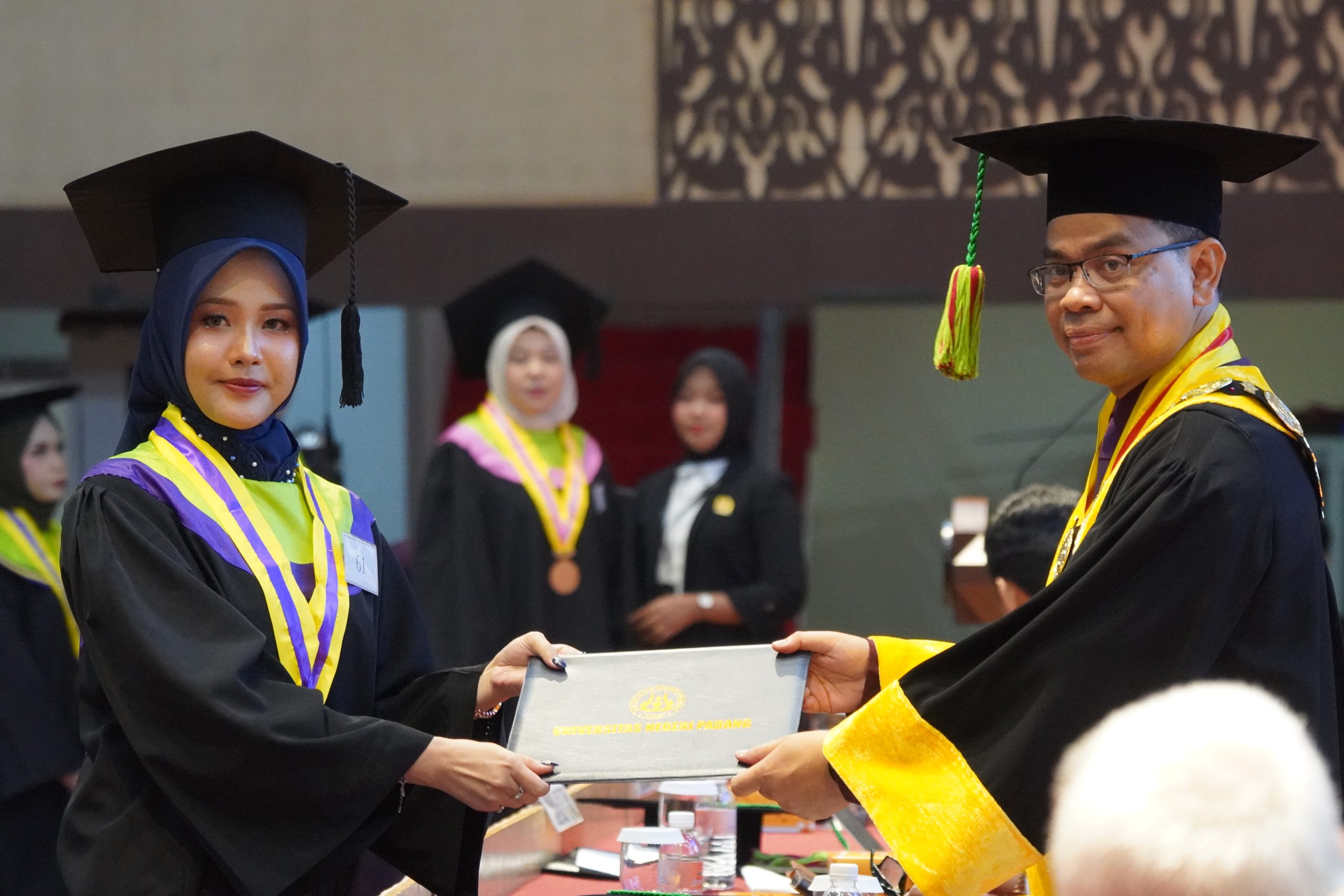 Rektor saat menyerahkan ijazah wisudawan pada Wisuda ke-144 hari pertama, Senin (24/8/2028). (Foto: Dian Melsa/ Kantor Komunikasi dan Pemasaran Strategis)