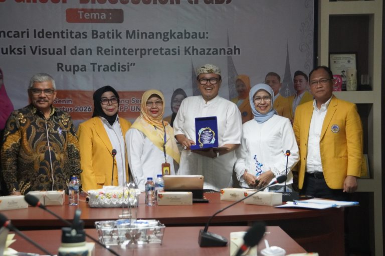Focus Group Discussion (FGD) bertema “Mencari Identitas Batik Minangkabau: Dekonstruksi Visual dan Reinterpretasi Khazanah Rupa Tradisi” di Ruang Senat FPP UNP, Senin (31/8/2026) (Foto: Dian Melsa/KKPS)