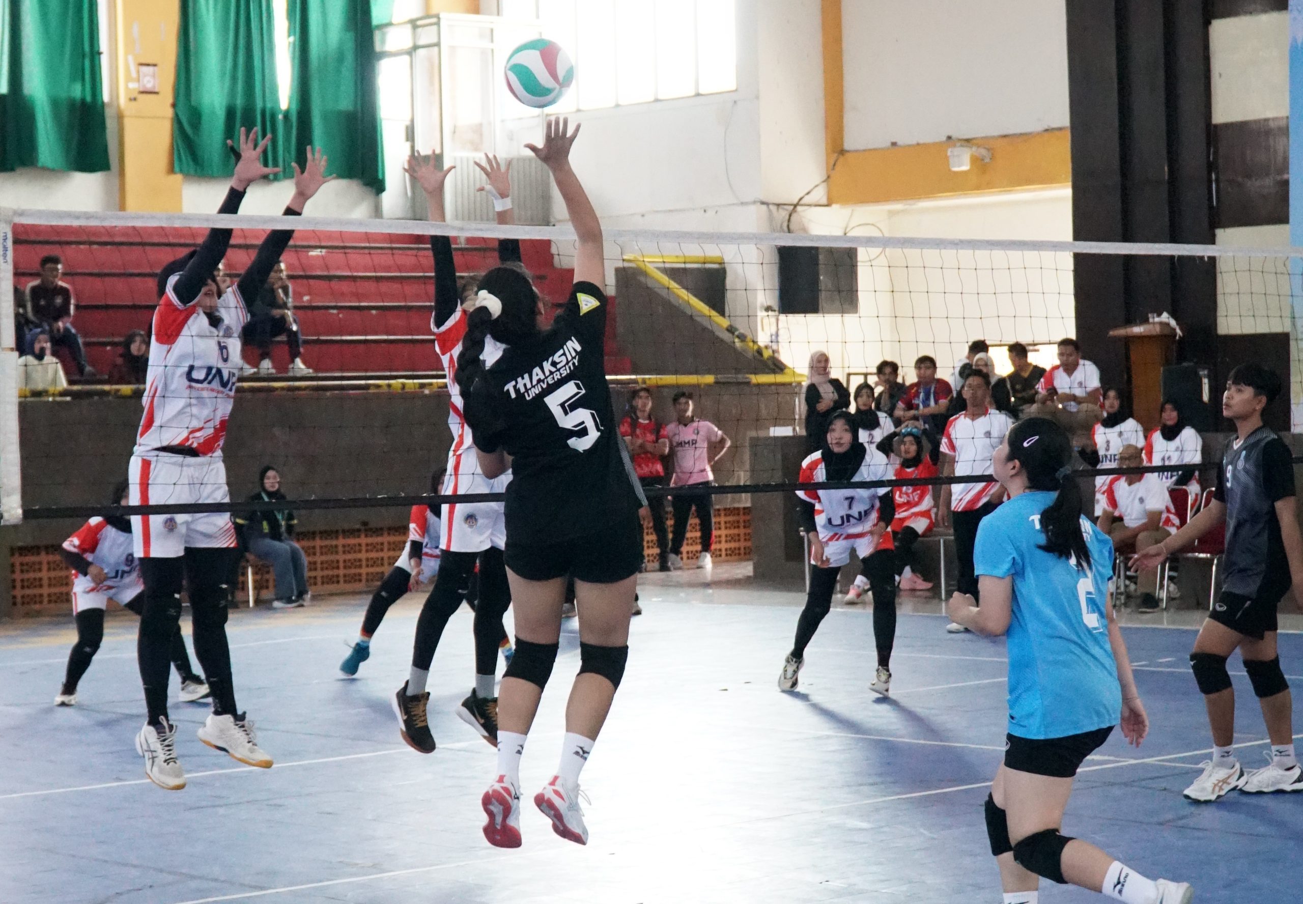 Laga final Universitas Negeri Padang vs Thaksin University pada cabor Volly. (Foto: Tim Liputan Kantor Komunikasi dan Pemasan Strategis)