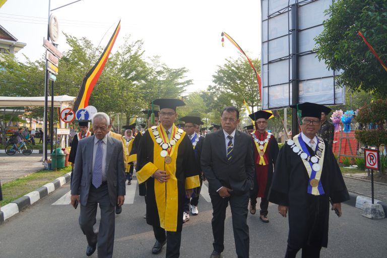 Ketua MWA, Rektor, Senior Eksekutif dan Ketua SAU saat memasuki Gedung Auditorium pada proses Wisuda 144 hari kedua. (Foto: Dian Melsa/KKPS)