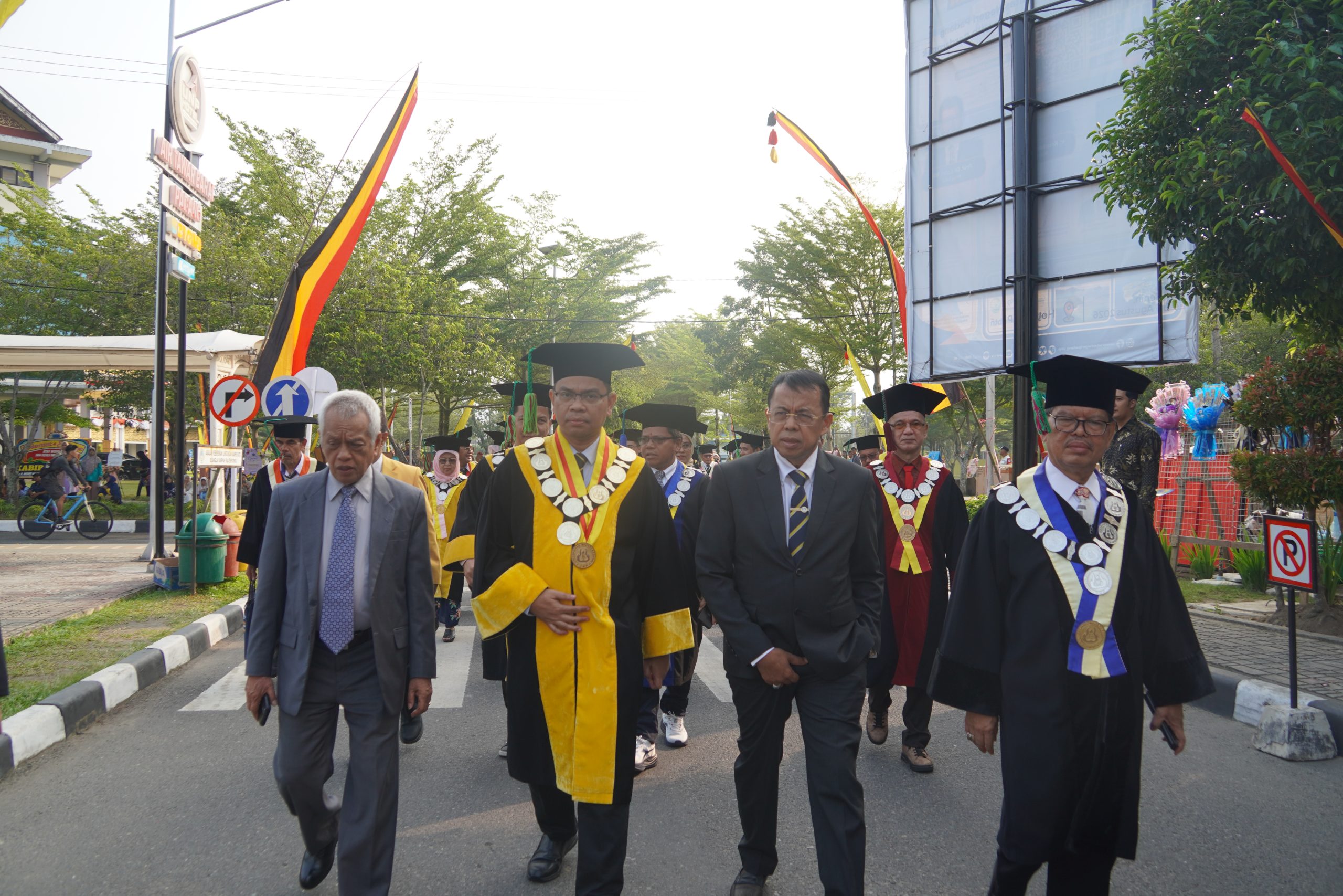 Ketua MWA, Rektor, Senior Eksekutif dan Ketua SAU saat memasuki Gedung Auditorium pada proses Wisuda 144 hari kedua. (Foto: Dian Melsa/KKPS)