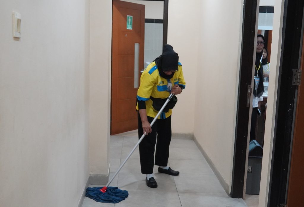 Ratna Sari Dewi, petugas kebersihan yang bertanggung jawab atas kebersihan Auditorium UNP (Foto: Utari Dwi Sasmita/ Kantor Komunikasi dan Pemasaran Strategis)