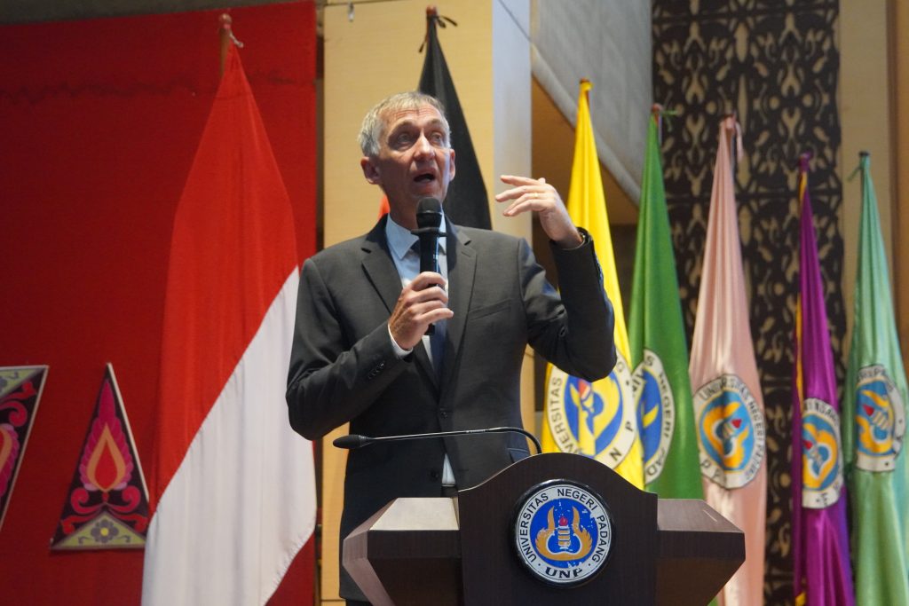 Duta Besar Republik Federal Jerman untuk Republik Indonesia, Ralph Beste saat memberi kuliah umum di hadapan mahasiswa baru Gugus III PKKMB 2026. (Foto: Silvia/Kantor Komunikasi dan Pemasaran Strategis)
