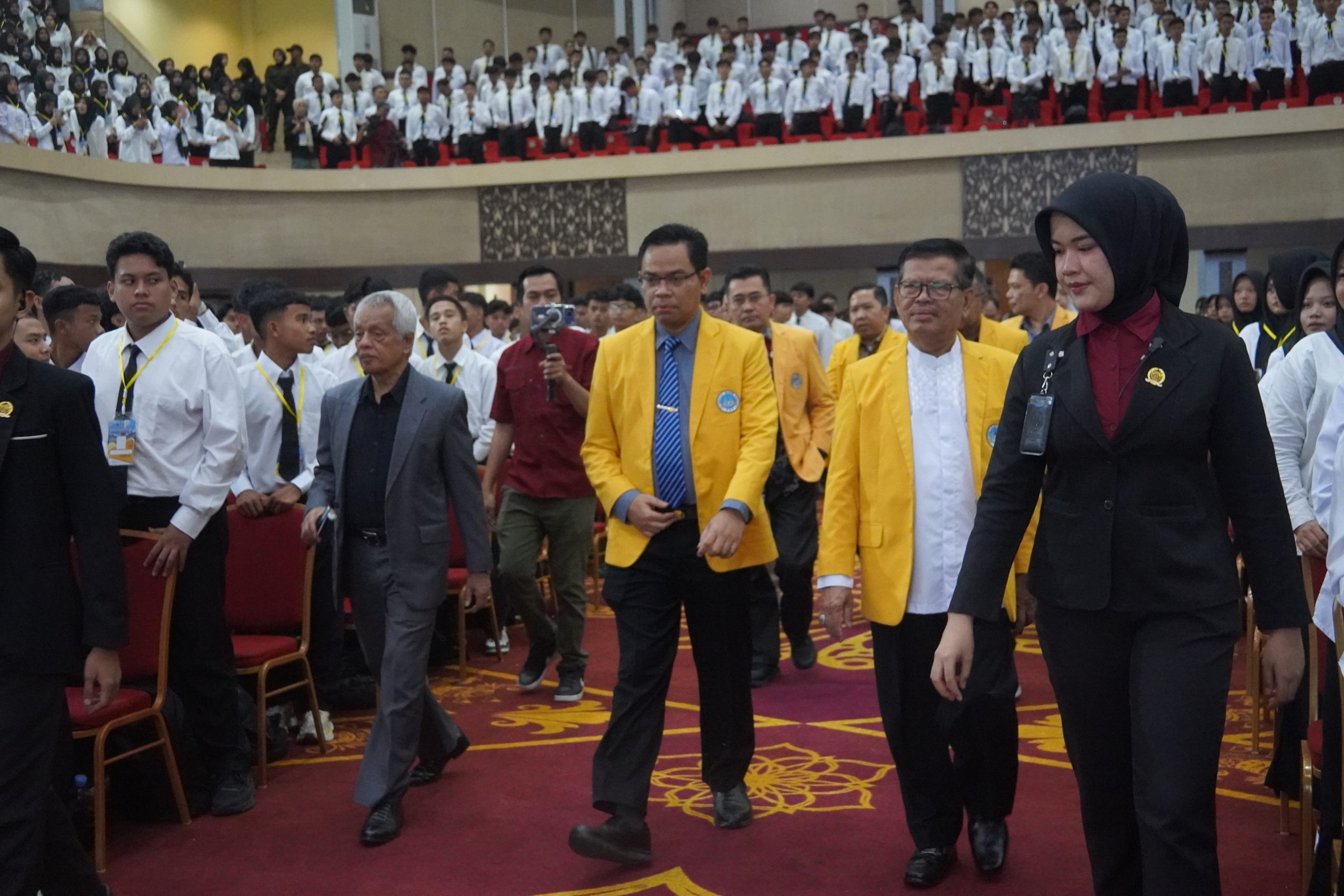 Rektor (tengah) bersama Ketua MWA (kiri) dan Ketua SAU (kanan) saat memasuki Auditorium UNP pada pelaksanaan PKKMB Gugus IV. (Foto: Dian Melsa/ Kantor Komunikasi dan Pemasaran Strategis)