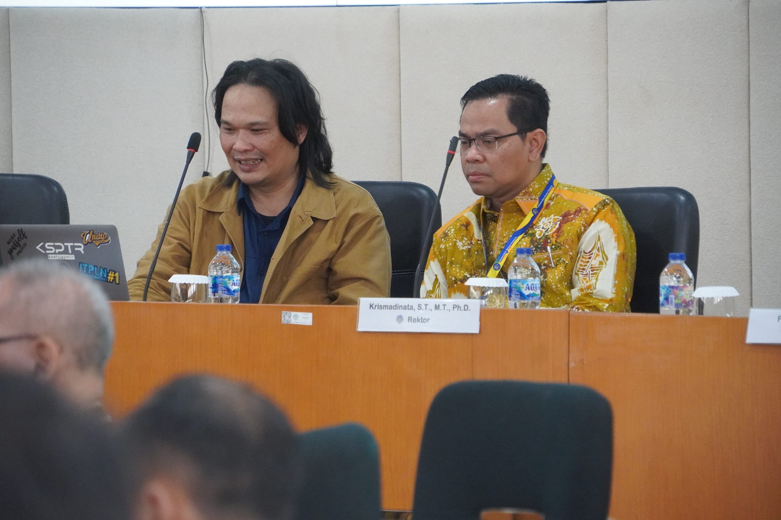 Dosen IT PLN Jakarta, Rakhmadi Irfansyah Putra, S.Kom., MMSI. (kiri) bersama Rektor UNP, Ir. Krismadinata, Ph.D., (Foto: Damar/Kantor Komunikasi dan Pemasaran Strategis)
