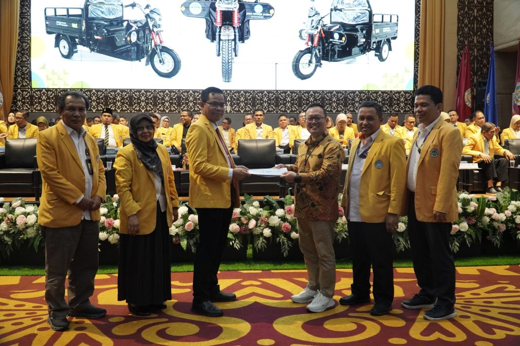 Rektor (ketiga kiri) menerima kunci motor listrik dari Branch Manager Jasa Raharja Putera Padang, Fitri Suryasi, S.Sos., AAAIK, ICBU. (Ketiga kanan) secara simbolis (Foto: Dian Melsa/Kantor Komunikasi dan Pemasaran Strategis)