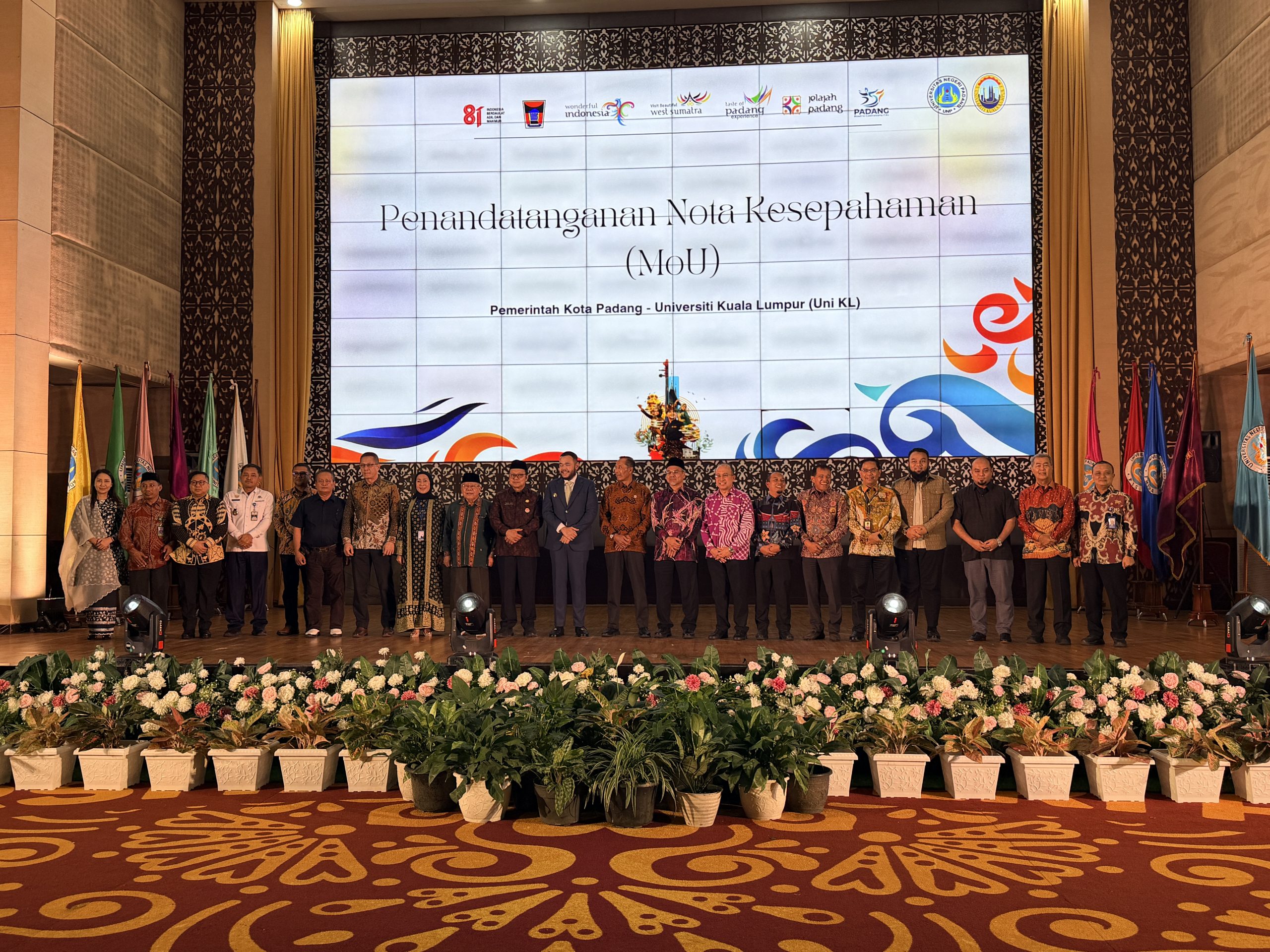 Rektor UNP bersama Wamen Diktisaintek dan Wamen Dikti Malaysia serta Walikota Padang dan juga rektor rektor perguruan tinggi di Kota Padang. (Foto: Dian Melsa/Kantor Komunikasi dan Pemasaran Strategis)