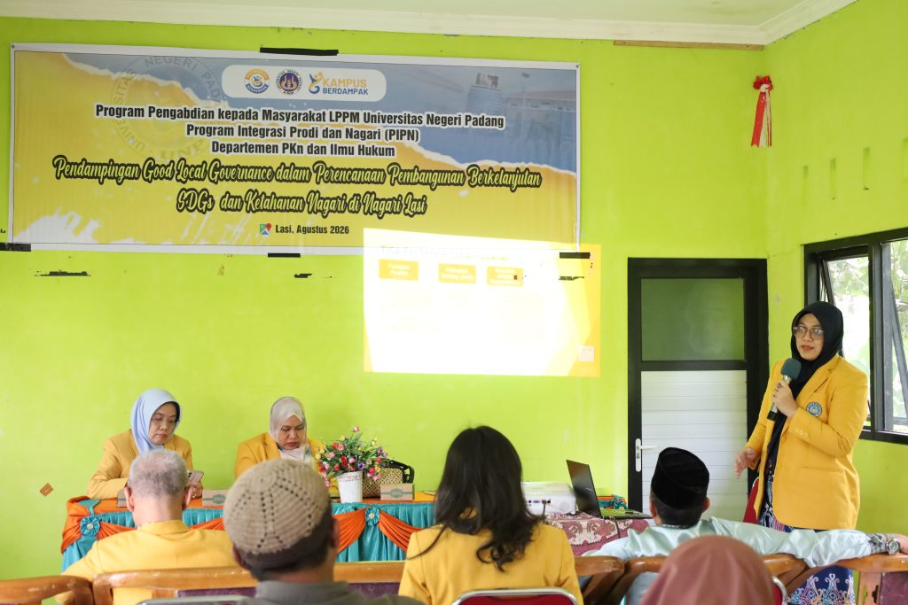 Tim Pengabdian S2 PPPKn UNP saat memaparkan materinya