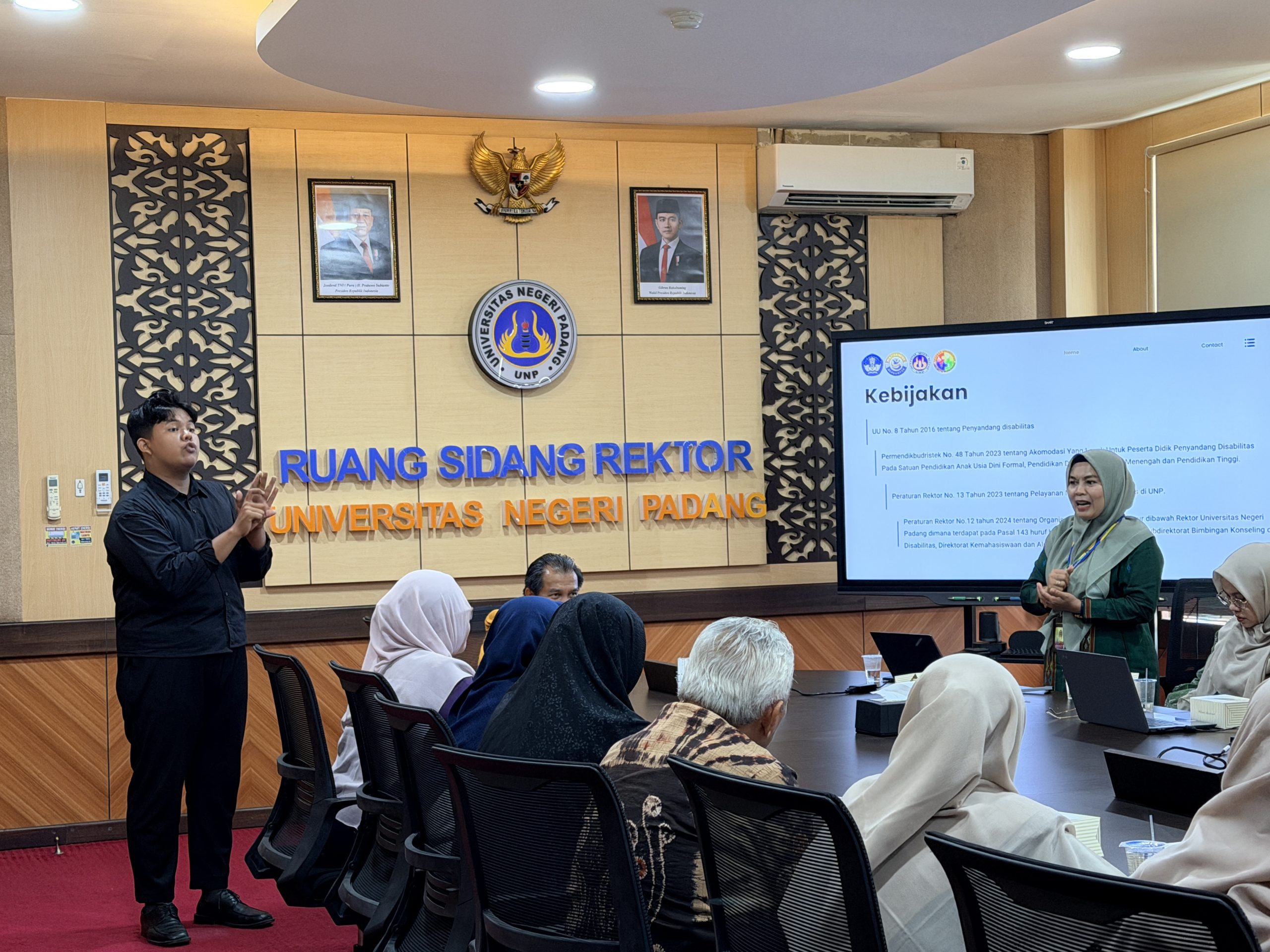 Kepala Seksi Layanan Disabilitas, Dr. Rahmahtrisilvia, S.Pd., M.Pd. menjelaskan bagaimana pelayanan disabilitas di Universitas Negeri Padang yang diterjemahkan oleh JBI. (Foto: Dian Melsa/Kantor Komunikasi dan Pemasaran Strategis)