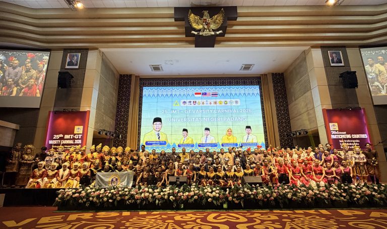 11 perguruan tinggi di Indonesia, Malaysia, dan Thailand mengikuti kegiatan IMT-GT Varsity Carnival 2026 di UNP. (Foto: Aliya Septi, Dian Melsa/ Kantor Komunikasi dan Pemasaran Strategis)