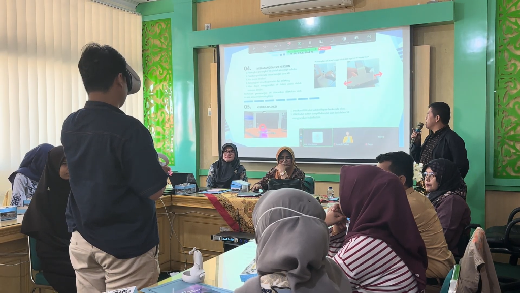 Praktik model Rational Emotive Behavior Therapy (REBT) berbasis Virtual Reality (BiVR). (Foto: Tim Riset)