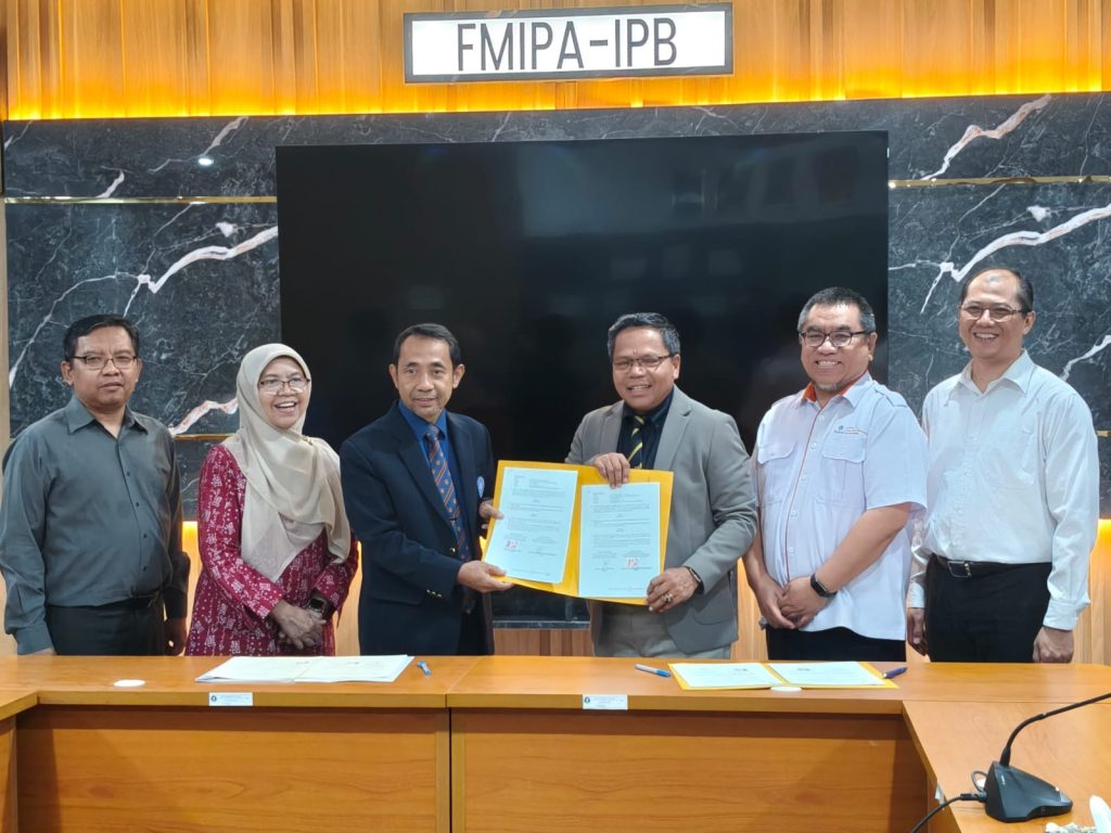 Penandatanganan Moa dan IA dilakukan oleh Prof Dr. Yulkifli, S.Pd. M.Si., sebagai Dekan FMIPA UNP dan Prof. Dr. Ir. Agus Buono, M.Si., M.Kom., sebagai sebagai Dekan SSMI IPB