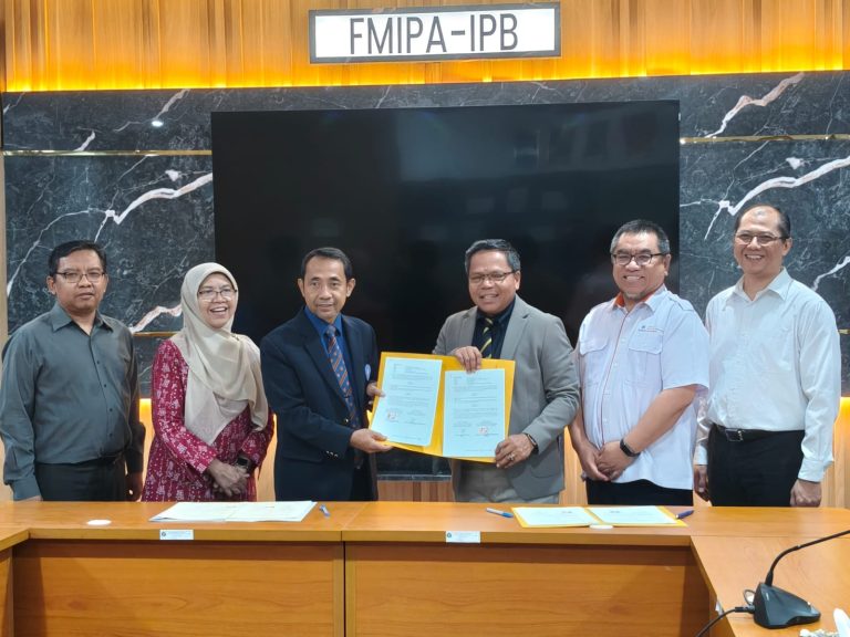Penandatanganan Moa dan IA dilakukan oleh Prof Dr. Yulkifli, S.Pd. M.Si., sebagai Dekan FMIPA UNP dan Prof. Dr. Ir. Agus Buono, M.Si., M.Kom., sebagai sebagai Dekan SSMI IPB