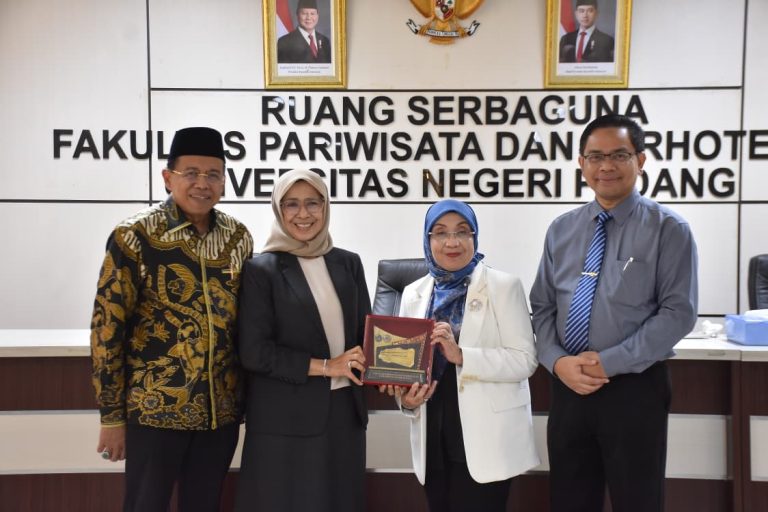 Senior Eksekutif UNP, Prof. Ir. Ganefri, Ph.D., Dekan FPP UNP, Prof. Dra. Asmar Yulastri, M.Pd., Ph.D., Prof. Dato’ Ts. Dr. Norazah Mohd Nordin dari Universiti Kebangsaan Malaysia (UKM) dan Rektor UNP, Ir. Krismadinata, Ph.D., (dari kiri ke kanan)(Foto: Tim FPP)