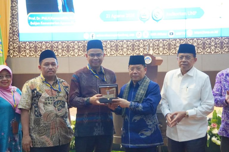 Sekjen Kemenag (kedua dari kanan) saat memberikan tausiyah di Auditorium UNP, Jumat (21/8/2026) sore. (Foto: Wira Fikri Ramadanu/ KKPS)