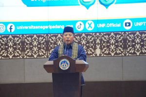 Sekjen Kemenag saat memberikan tausiyah di Auditorium UNP, Jumat (21/8/2026) sore.