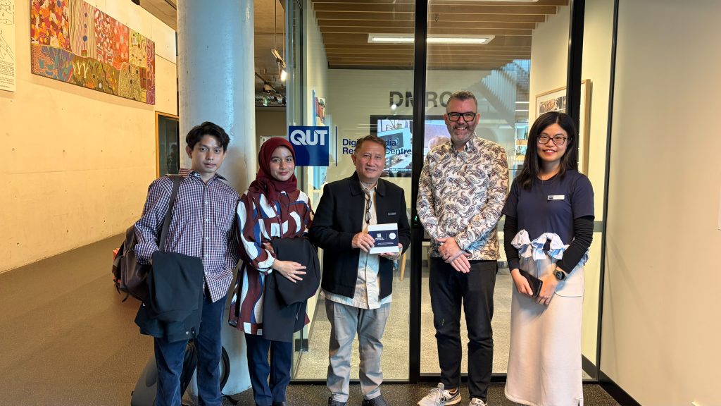 Kunjungan Dekan FIS (tengah) ke QUT Australia.