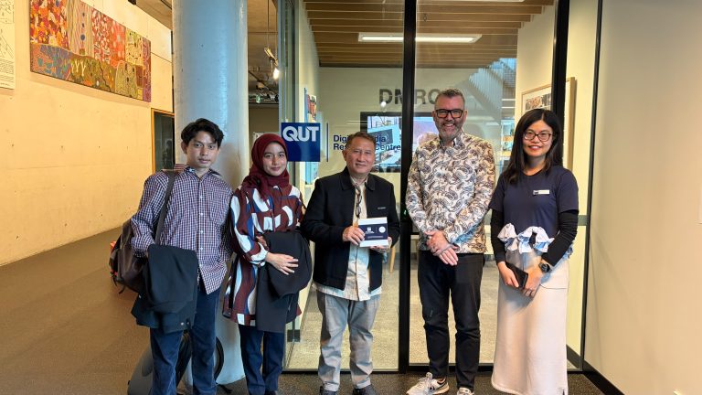 Kunjungan Dekan FIS (tengah) ke QUT Australia.