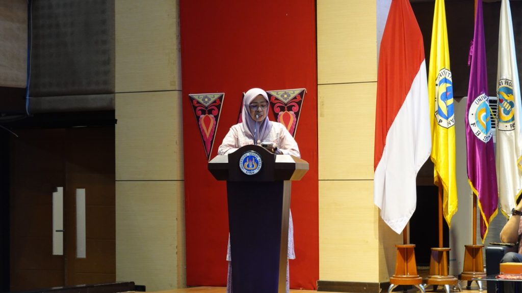 Dekan FPP UNP, Prof. Dra. Asmar Yulastri, M.Pd., Ph.D.,