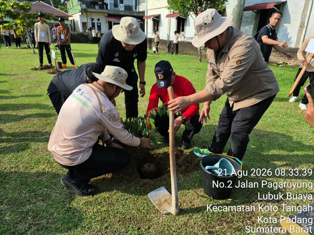 Aksi Hijau FIK melalui penanaman pohon