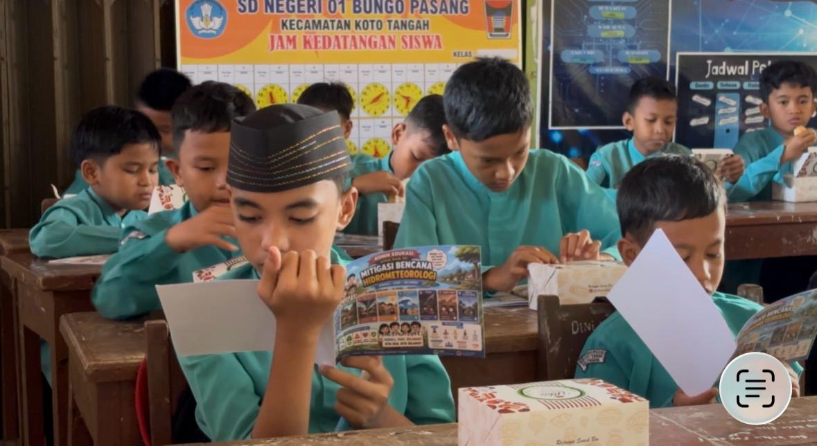 Siswa SDN 01 Bungo Pasang saat membaca simulasi Komik Digital. (Foto: Istimewa)