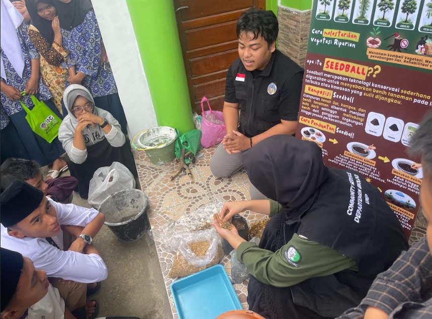 Pelatihan pembuatan seedball (bola-bola benih). (Foto: Tim Pengabdian)