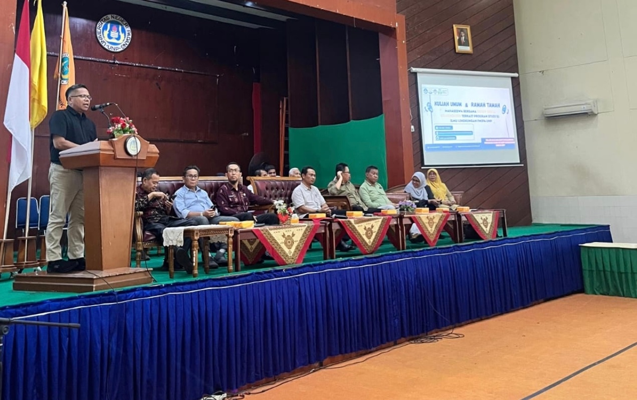 Dekan FMIPA UNP, Prof. Dr. Yulkifli, S.Pd., M.Si., saat memberi sambutan pada kuliah umum.