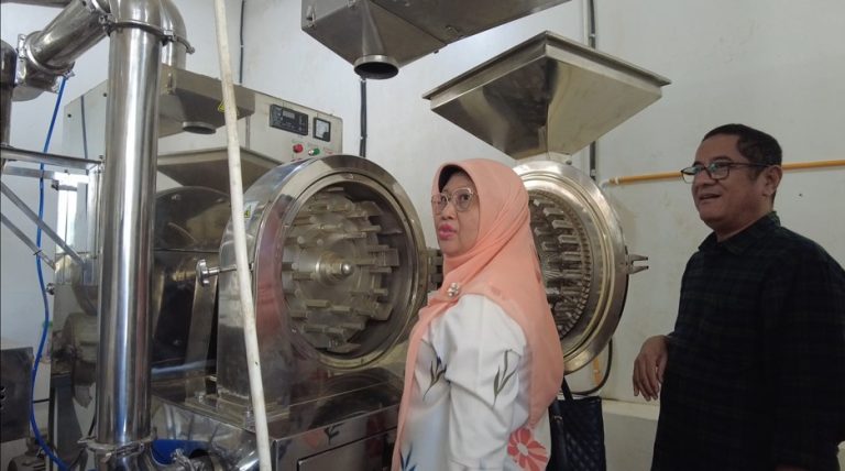 Prof. Dr. Anni Faridah, bersama tim dengan mengunjungi ACC Food Bros di Solok